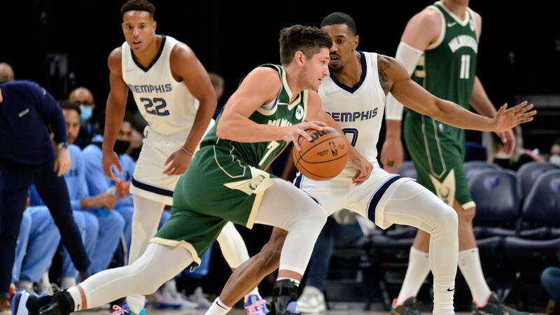 Milwaukee Bucks guard Grayson Allen (3) drives against Memphis Grizzlies guard De'Anthony...